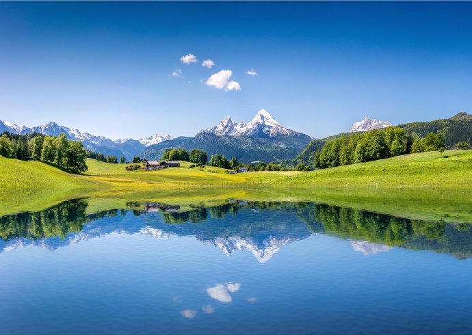 雪山草地湖畔美景