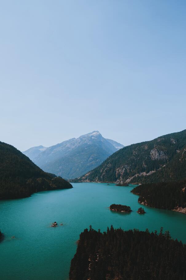 自然风景湖泊群山